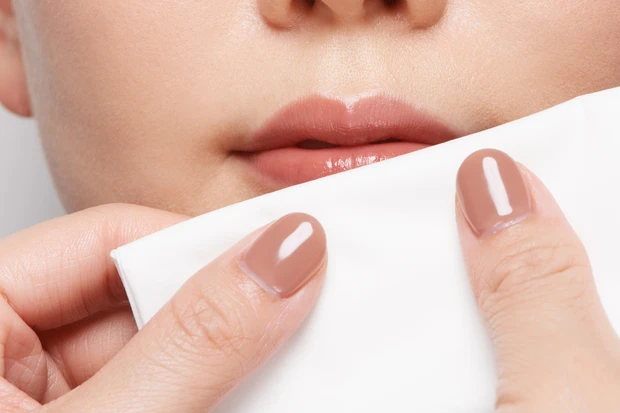 【HOW TO②】厚みが残らないよう、ティッシュオフ