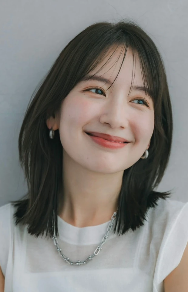 髪型　ミディアム　カジュアルミディアム　前髪あり　サイド