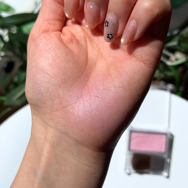 セザンヌ チークブラッシュ 03ミルクモーヴ スウォッチ