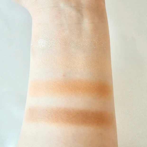 セザンヌ ビタートーンアイシャドウ　03のスウォッチ　自然光撮影