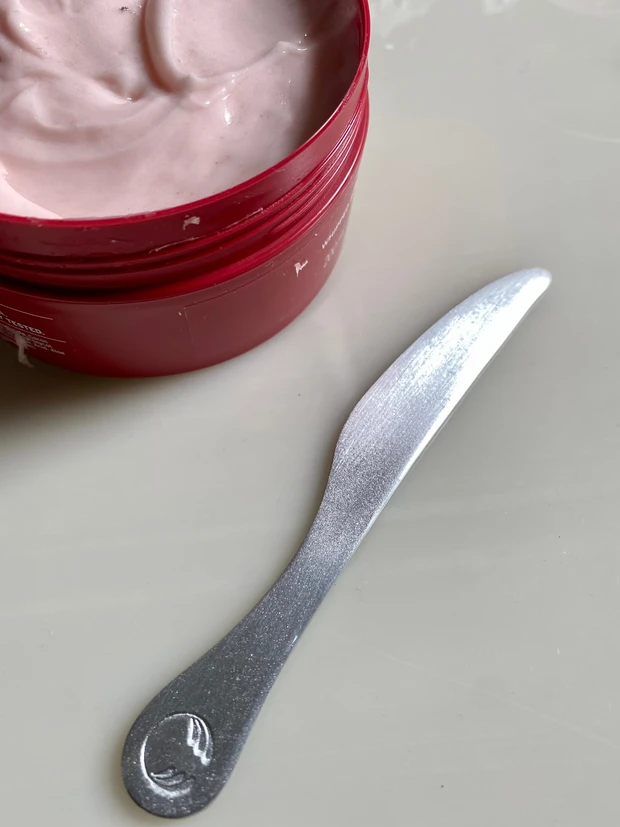 鉄道ファンにも注目を浴びるコスメアイテム。裏の文字を読んでほしい。東海道新幹線の車両の再生アルミがスパチュラ（数量限定）に......
_2_1