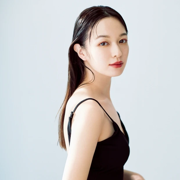 まつ毛と唇に、赤で表現する「艶やか」なメイク。森 絵梨佳さんの美しすぎる…