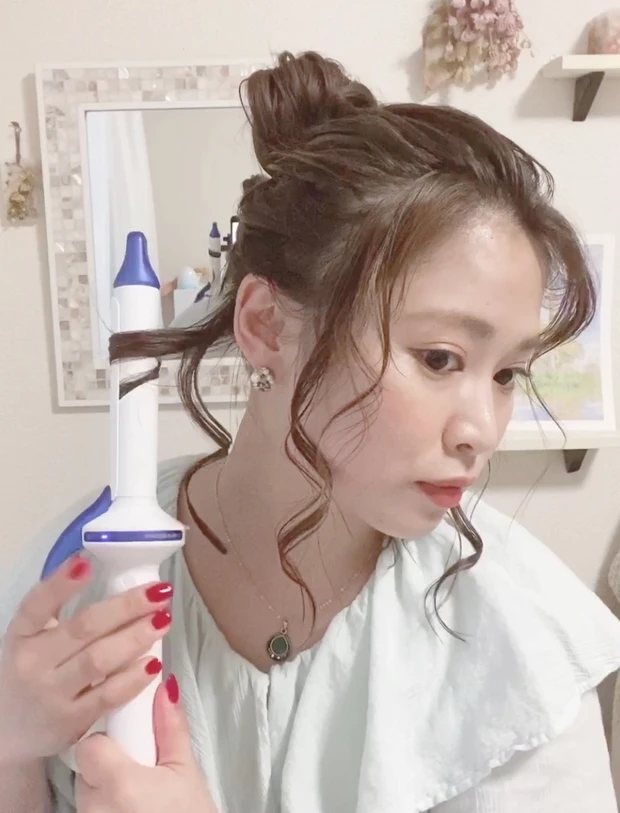美容師直伝。ヘアゴム2つで、夏の大人かわいいヘアアレンジのコツ_5