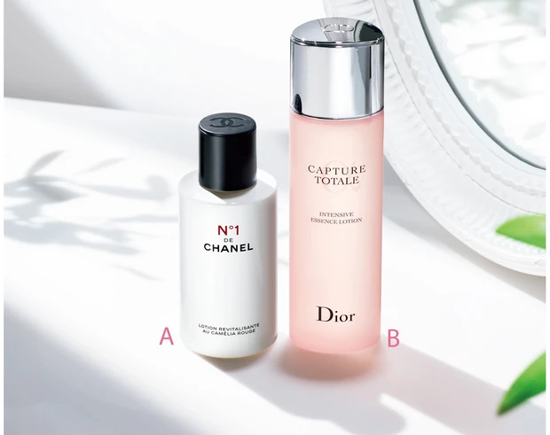 A シャネル ローション N゜1 ドゥ シャネル 150ml ￥7700  B ディオール カプチュール トータル  インテンシブ エッセンス ローション 150ml ￥8360／パルファン・クリスチャン・ディオール