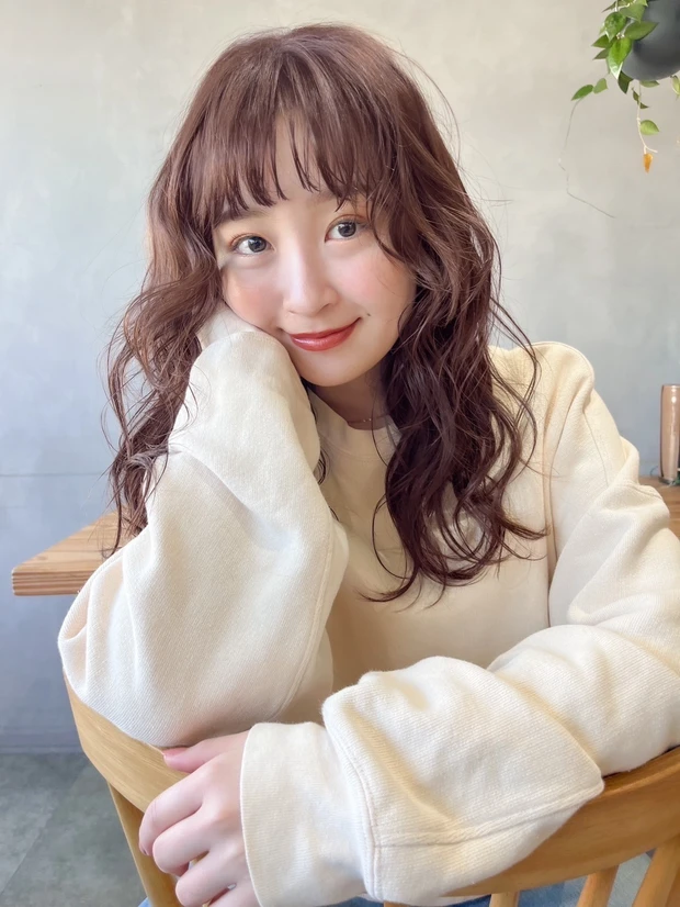 春におすすめの髪型 トレンドヘアスタイル ピンクグレージュ ランダムウェーブ セミロング