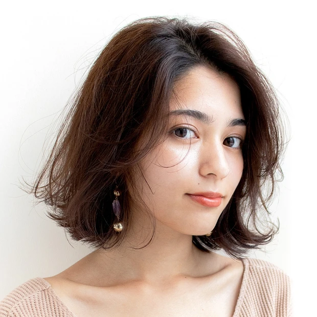 外ハネ×ふんわりバングで華やかに！ 美人仕上げのカジュアルボブ