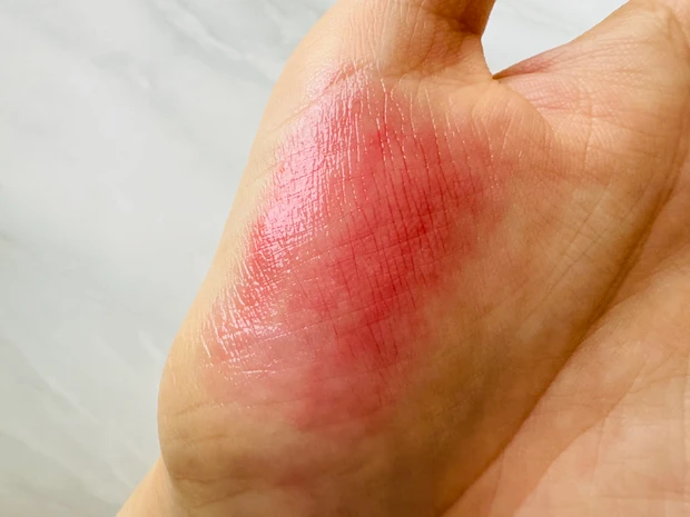 KATEのリップモンスター クリアトーン C01 炎化モンスターのスウォッチ