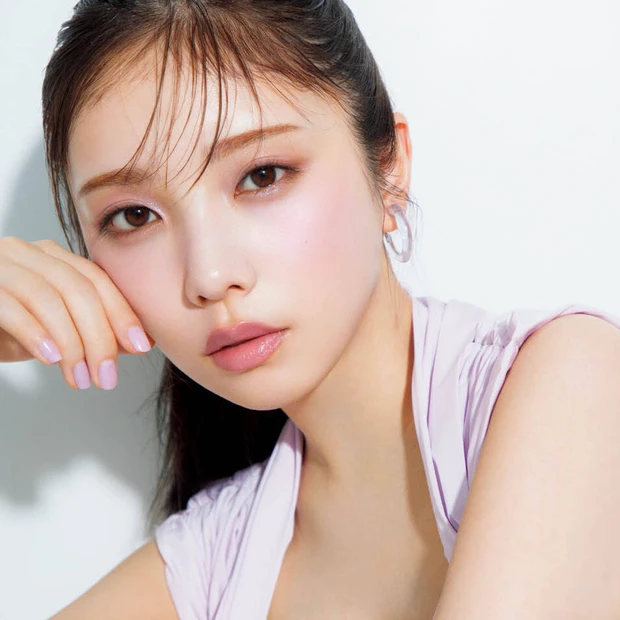 与田祐希さんがまとう、最旬「青みピンクメイク」。上半期ヒットコスメで叶える、今なりたい顔