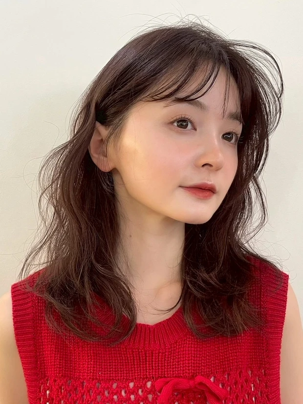 髪型 ミディアムレイヤー ミディアムヘア シースルーバング サイド