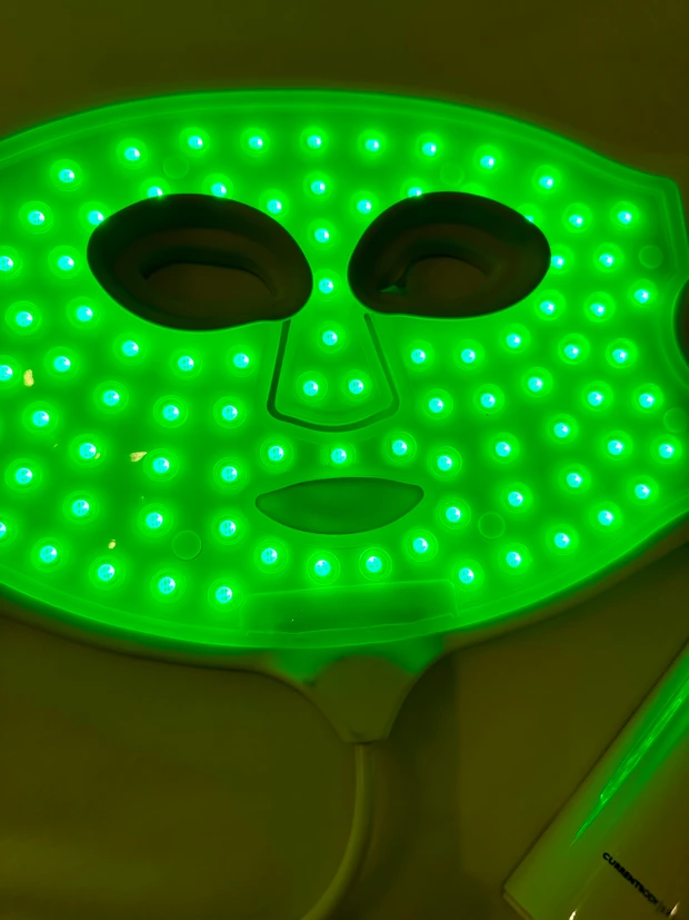 私の顔、見てびっくりしないでね！(宅急便には出られない）自宅で10分！最先端LED美容　CurrentBodySkin（カレントボディースキン）LED 4イン1マスク　_3_2