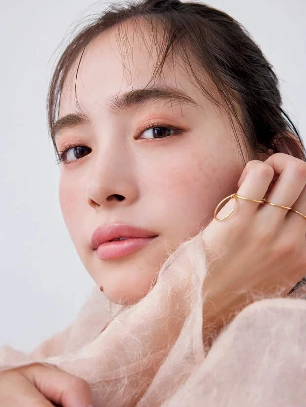 親しみやすい印象のコーラルピンクメイク