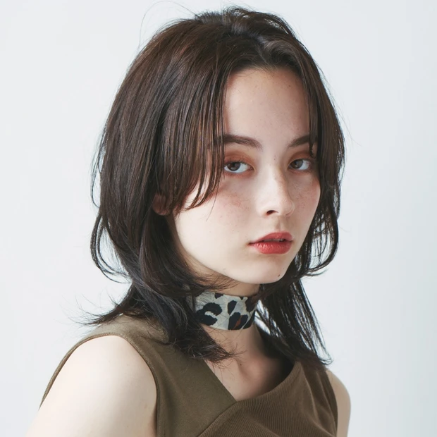 のばしかけヘアにおすすめ! 軽やかで小顔になれる真夏のウルフミディ