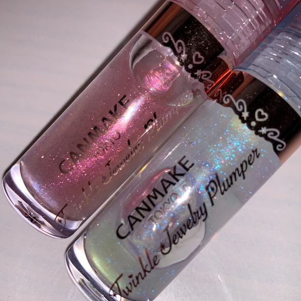 01と02のパールの違い。ライトに反射して宝石のようにキラキラ輝く質感の比較