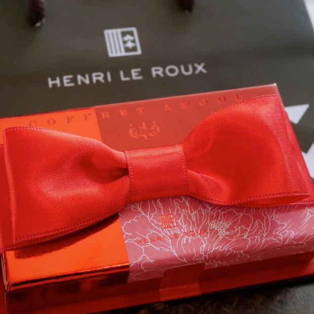 ふんわりリボンが定番アイコンの「アンリ・ルルー」リボンをつけて売場に行くといいことがある!