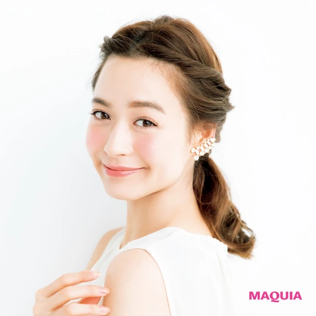 【秋の本命ヘアアレンジ】両サイドの髪をねじるだけ！ 清潔感◎の上品なロー…