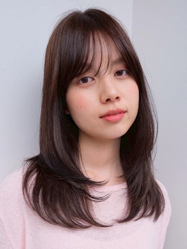 髪型　ミディアムレイヤー　ミディアムヘア　小顔見え　前髪あり　スタイリング