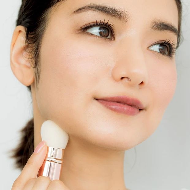 フェイスパウダーでサラッと整える