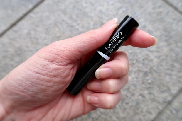 小型サイズのKANEBO  シャドウオンフェース