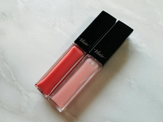 Viseeのエッセンスリッププランパー BE300 ベージュピンクとSP001 シアーピンク