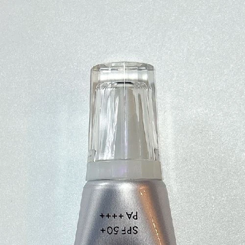 屋内での「D-UVシールド トーンアップ」のキャップ