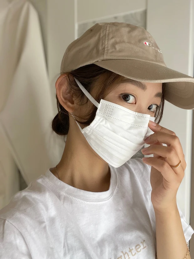 マスク姿 マスクメイク マスク 不織布マスク 人物画像 マスク着用女性
