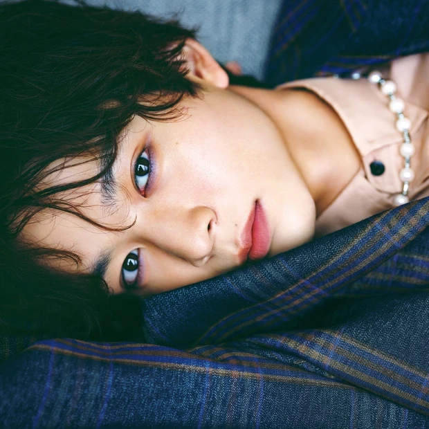 鈴木 仁さんが演じる秋色メイク。ネイビーシャドウが醸す透明感のある色気に…