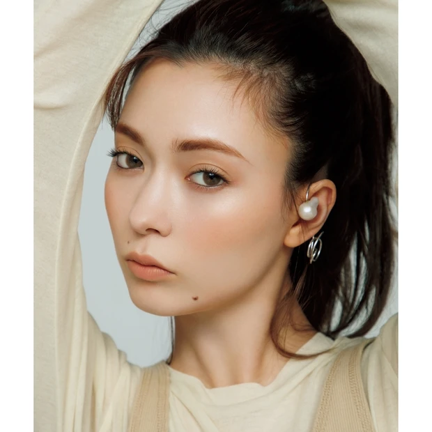 アルマーニ ビューティのヌードチークで小顔見せ！ 中山友恵さんがメイクの…