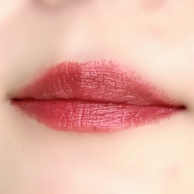 戦慄の喜笑を塗った唇アップ写真