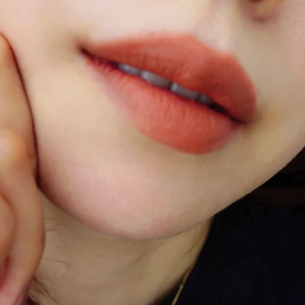 MUZIGAE MANSION（ムジゲマンション）のタイアップカバーティント（04 FADED FIG）の使用感写真。