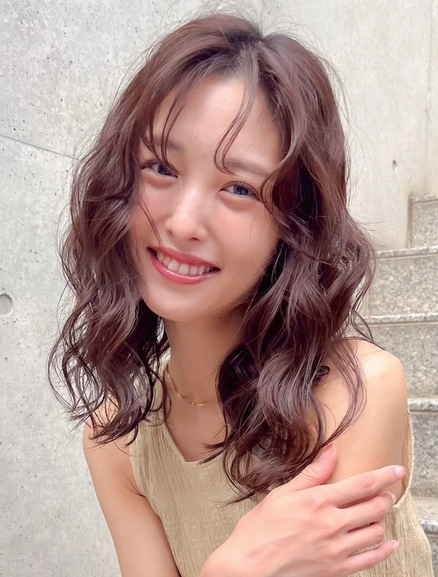 髪型　ミディアム　ミディアムヘア　パーマ　前髪あり　カットのポイント