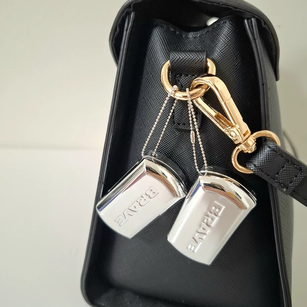 リップスリークミニを鞄につけた様子