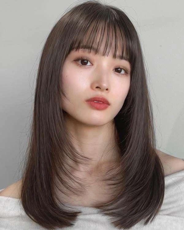 顔まわり レイヤー ミディアム  前髪　ぱっつん