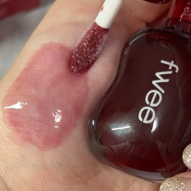 fwee(フィー) 3Dボリューミンググロス チェリーコーラ30% スウォッチ