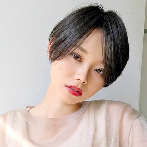 ノンパーマ＆暗髪がクール！ 大人に似合うストレートショートヘア