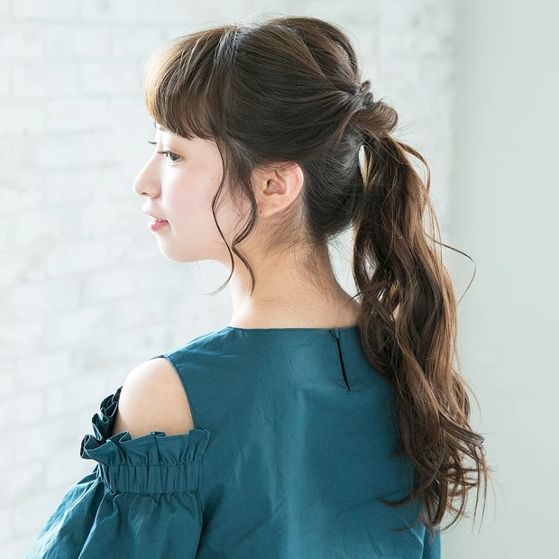 くるりんぱ×ねじりがカギ！ 毛量が少ない人にもおすすめの進化形ポニーテー…