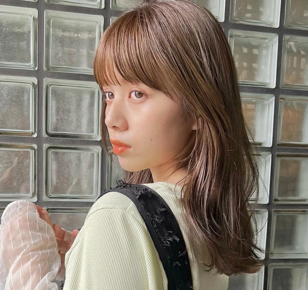 ミディアム　ヘア　髪型　ヘアスタイル　前髪あり　ヘアカラー　レイヤー