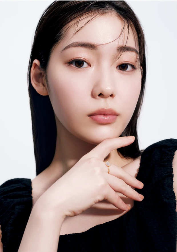 “蟹みそ”で話題のKANEBO白黒スティックで、美人度UPのシェーディング術を伝授