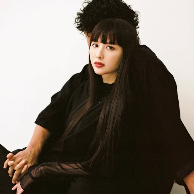 【鈴木えみ】旦那さんとのポートレートも公開! えみが語る「パートナーと仲…