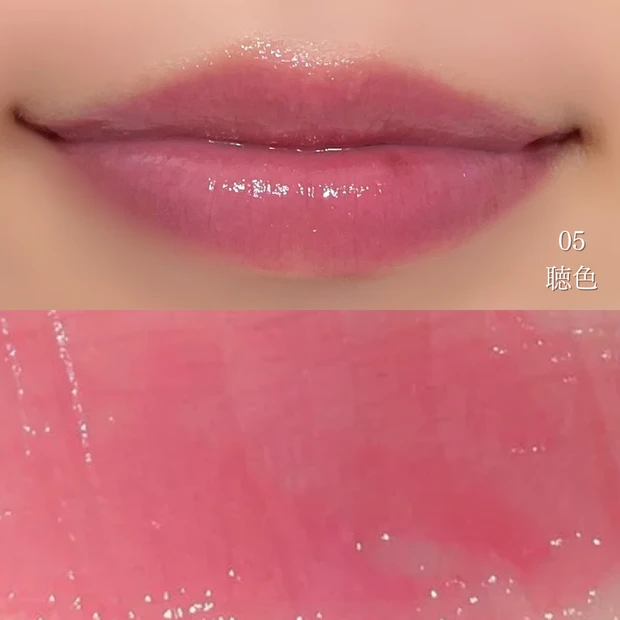 SUQQU トリートメント ラッピング リップ 05 聴色をスウォッチした写真。透明感のある青みピンク