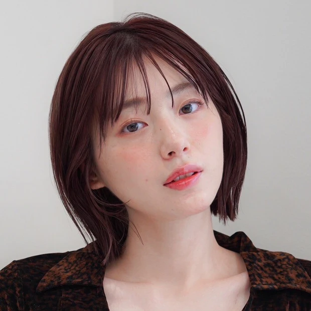 【カシスカラー】肌色がワントーンアップ！ 暖色カラー×チョップカットで大人の軽めミニボブ