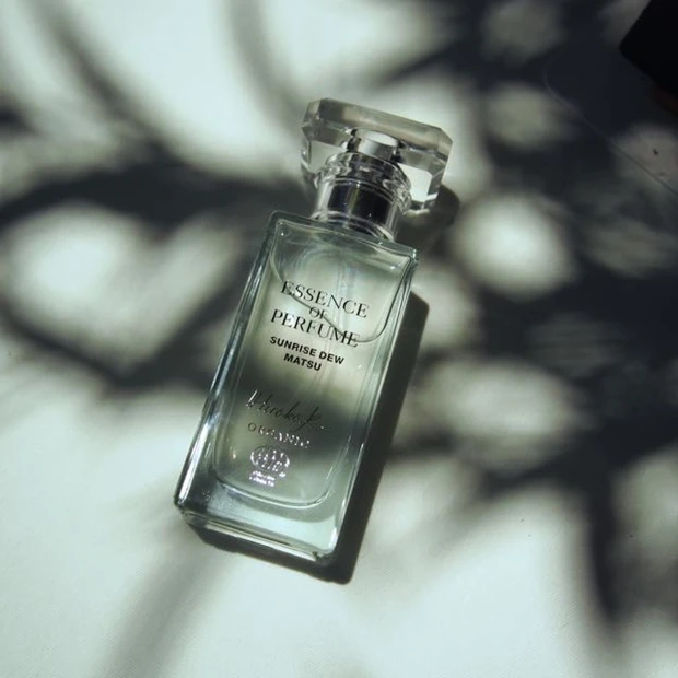 2015年私のベスコス最有力。オーガニック香水　Hiroko.Kの新しい香り「SUNRISE DEW MATSU」- 松-　朝露に濡れた清々しいグリーンの香りで目覚め、月明かりに照らされた花をイメージした落ち着く香り「MOONLIGHT JASMINE」-ジャスミン-でON＆OFF。10/10新発売