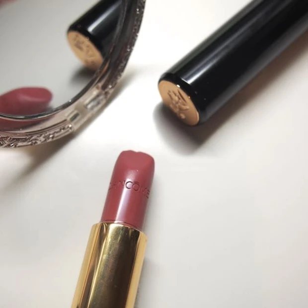 このピンクの口紅は皆に愛される。公式ショップでカテゴリー人気NO.1もうなずける一本。Lancôme ラプソリュ ルージュS264 12/31まで刻印サービスも無料。