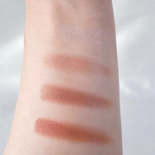 キャンメイク(CANMAKE)シルキースフレアイズ(マットタイプ)M05 マホガニーモカ スウォッチ