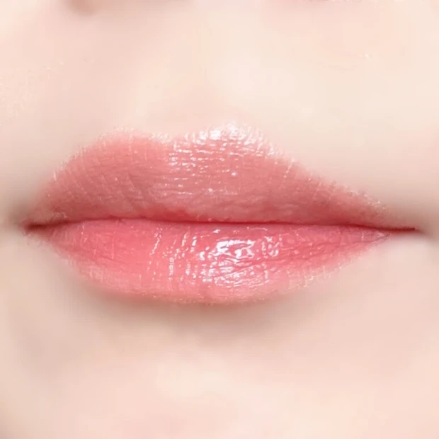 ファミマで買えるハナバイヒンスのリップを唇に塗った写真