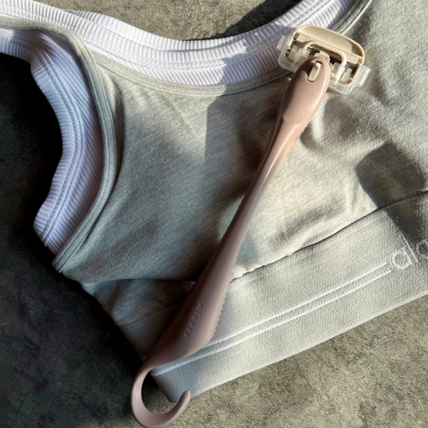 ドラッグストアで買える！背中のムダ毛ケアにminess（マイネス）背中用カミソリをレビュー