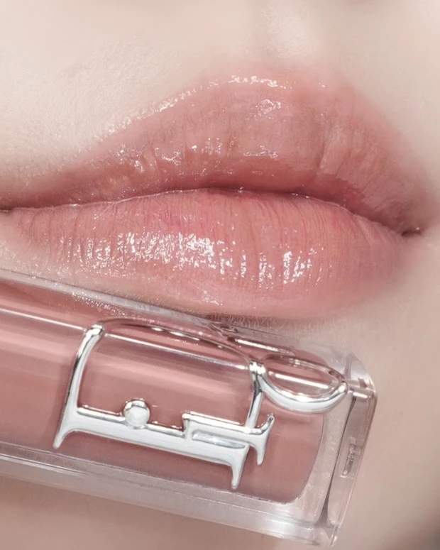 あの名品がリニューアル！待望の新作【新ディオールアディクトリップマキシマイザー】をブルベ夏のコスメオタクが徹底レビュー。"ブルベにおすすめカラー"や"バズったベージュ系カラー"をスウォッチ。_11_2