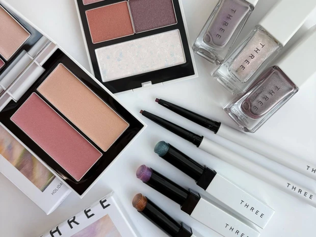 THREEのコフレ第一弾をスウォッチ！ 冬の夜にきらめく星とネオンに着目【クリスマスコフレ2025】