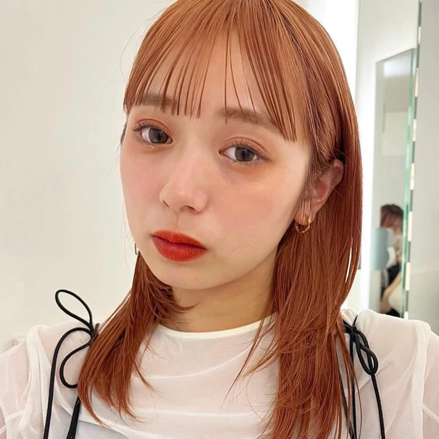 ミディアム　レイヤー　ヘア　髪型　ヘアスタイル　大人　前髪あり　30代　40代