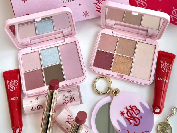 スナイデル ビューティのホリデーコレクションをスウォッチ！ 「AFTER PARTY」がテーマ【クリスマスコフレ2025】