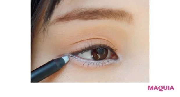 おすすめのカラーアイライナー・ブルー_下まぶたの粘膜とキワ全体にラインを引いたら、目頭と目尻は少しはみ出させて